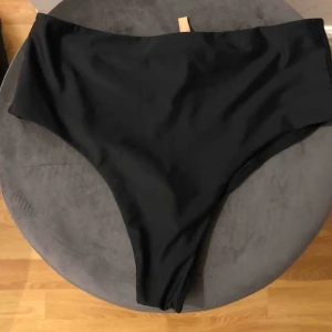  - Svarta högmidjade bikinitrosor från Nelly, storlek M