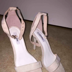  - Nelly klackar aldrig använda. För stora för mig och passar storlek 40. Original pris 399 säljer för 90 sek