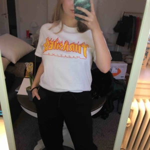  - Thrasher tröja, knappt använd så är i väldigt bra skick. Finns att hämta i Linköping, kan även fraktas men köparen står för frakten. Betalning sker via swish 