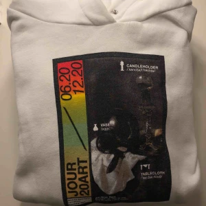  - Ascool vit hoodie med tryck båda bak och fram från zara som endast använts ett fåtal gånger. Den ser helt ny ut, inga fläckar eller defekter! Nypriset var ca. 450kr😆 