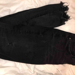  - Tajta svarta jeans med lite söndriga detaljer. Frakt tillkommer  