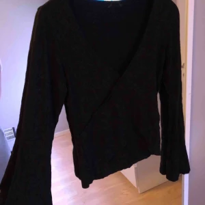  - Urringad tröja med utsvängda armar  Hämtas i Söråker eller står köparen för frakten  Har swish 