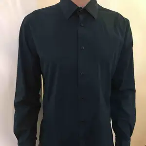 Slim Fit skjorta med storlek XL - passar på en med storlek L. Snyggt skick, skönt och svalt tyg. 