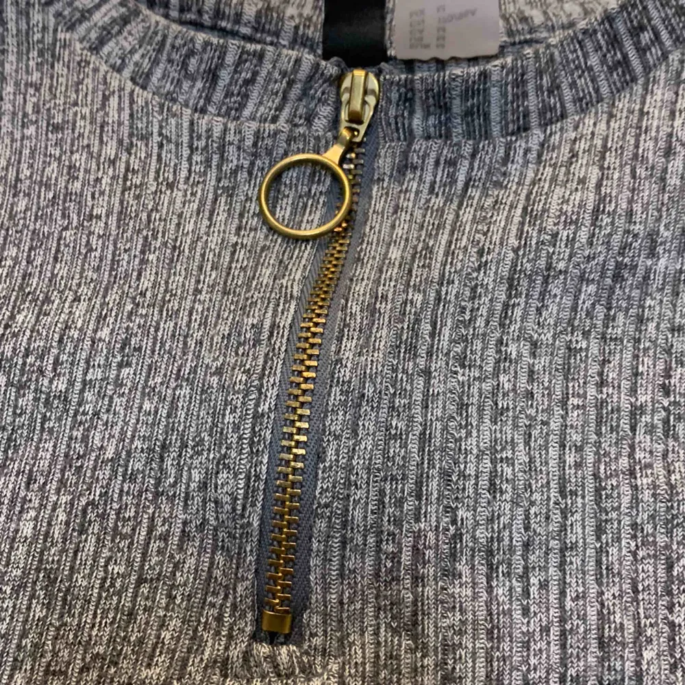 Ribbad tröja från H&M med dragkedja i guld. Väl använd men i bra skick. Kan mötas upp i Karlskoga eller Örebro . Toppar.