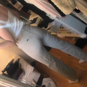  -  Byxor från Lee i storlek 31-34 Jag har storlek 31 i byxor och de sitter lite lösare på mig, jag skulle säga att de passar bäst på 32/33. Jag är 173 och de passar mig bra på längden.   Kan mötas upp i Svedala eller Lund. Annars tillkommer fraktkostnad.