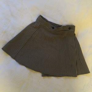 Good condition  A-line skirt  Storlek: S Black and white stripes No brand, vintage