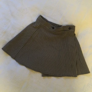  - Good condition  A-line skirt  Storlek: S Black and white stripes No brand, vintage