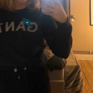  - GANT sweater, använder inte då de inte riktigt är min stil längre, men verkligen superfin och skön, knappt använd, hmu om du har nå frågor🥰