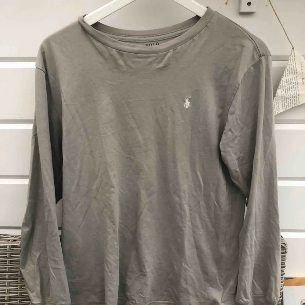 Ralph Lauren tröja som är relativt använd! Säljs för 149 kr eller högsta bud. Köparen står för eventuell frakt.. Tröjor & Koftor.