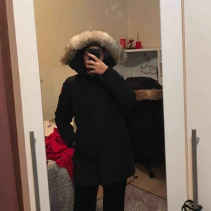  - Säljer min Canada Goose i modell Victoria Parka som jag använt ungefär 2-3 vintrar. Den är i bra skick men har ett få ”repor” och är lite sönder vid handflatorna.  Pris kan diskuteras vid snabb affär:) skriv för det minsta intresse!