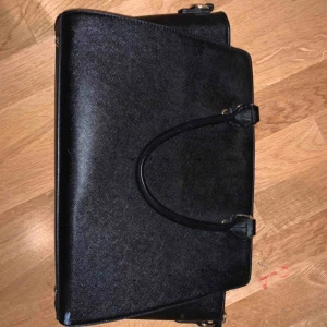  - Hejhej!! Säljer min oanvända väska som är köpt från pink room. Den är i gott skick, de medföljer ett axelremsband.  Kan mötas upp i Stockholms området 