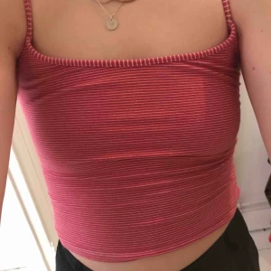  - Fin croptop som är använd fåtal gånger. Den sitter tight och är inte stretchig. 