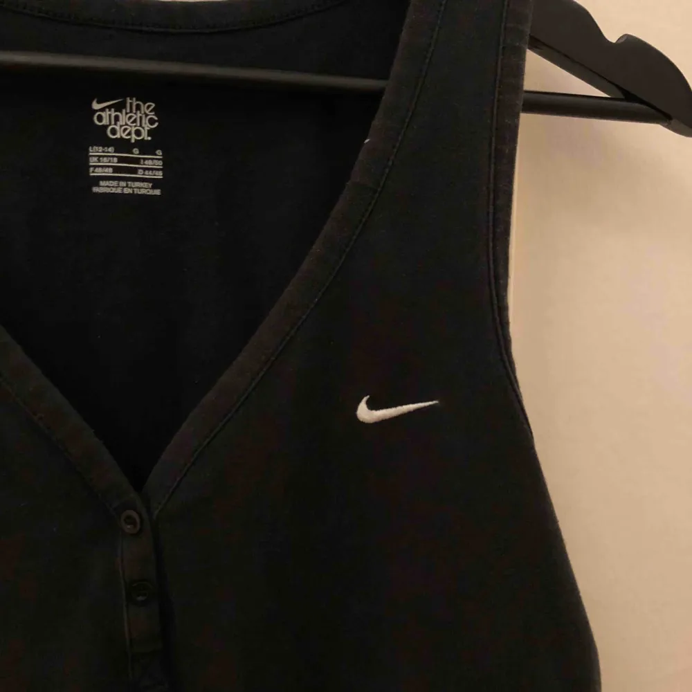 Superfint vintage Nike linne i gott skick! Skulle säga att den är liten i storleken och sitter mer som M. Köpare står för frakt 💞.. T-shirts.