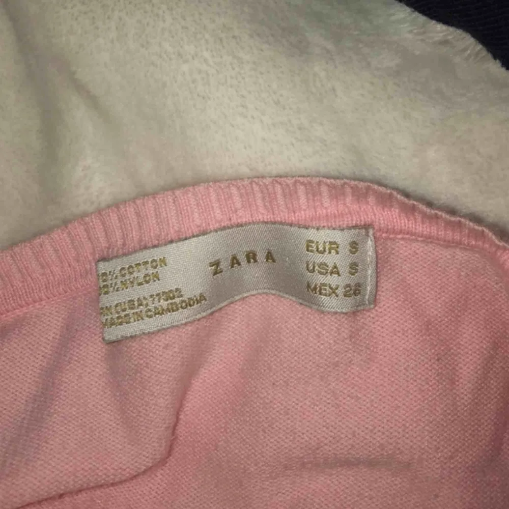 Babyrosa v-ringad tröja från Zara i storlek S. Riktigt fin och sparsamt använd. Köparen betalar ev frakt om man inte kan mötas upp i Göteborg! . Tröjor & Koftor.