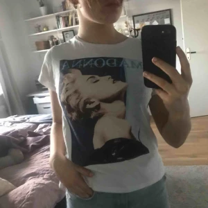  - T-shirt med Madonna tryck, i gott skick😊