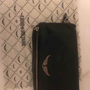 Väska -  väska från Zadig&Voltaire som tyvärr inte kommer till användning längre. Dustbag samt både långt och kort band tillkommer. Köpt på zadig butiken i stockholm för ca 3000 kr.  Pris kan absolut diskuteras!