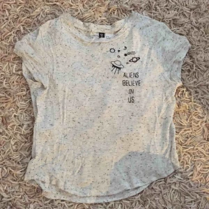  - Fin t-shirt från hm ☺️ säljer då den inte passar mig. Tvättar och stryker innan jag postar, köpare står för frakten :)