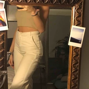  - Nycker snygga vit/beiga byxor i storlek 36. Ganska långa i benen och mycket sköna💕 Möts upp på Norrmalm annars betalar köparen frakt, 