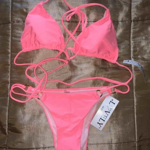  - Ny bikini överdel i storlek L och underdel i storlek S  