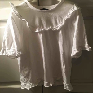  - Jättefin t-shirt med volanger från Little Remix!  Den är storlek 16 men passar mig som är S/M💁🏼‍♀️ Tar bara swish💸 