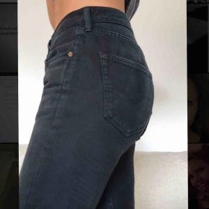  - Sååååå smickrande jeans från Levis. Köptes i en secondhandbutik i Köpenhamn förra året! Använda 2 ggr då jag tappade bort dem i huset haha... Nu är de dock upphittade och säljs eftersom jag ska flytta!   Frakt kostar + 63kr!