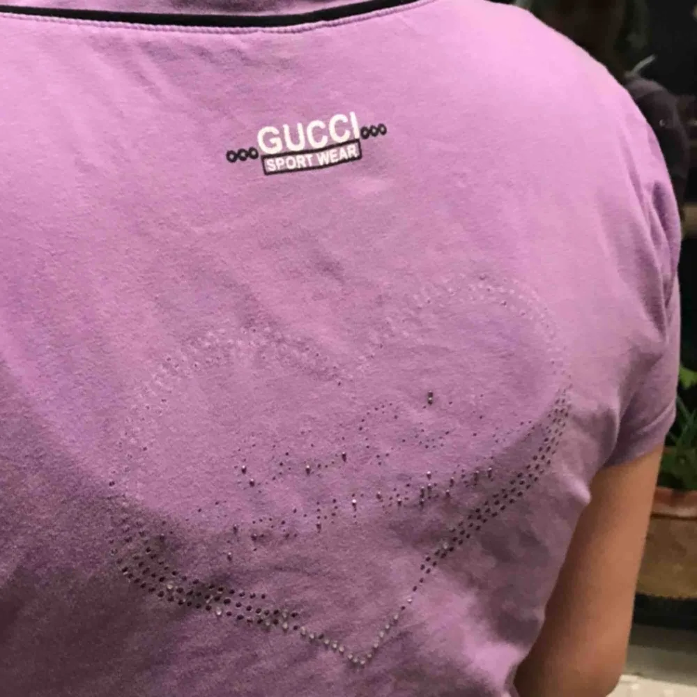 Super snygg y2k Gucci tröja. Trycket där back har ramlat av lite men resten av tshirten är i gott skick. Köparen står för frakten💕💕. T-shirts.
