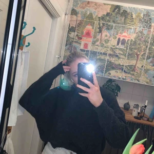  - grå stickad tröja i använt skick men jättefin ändå ! >.<