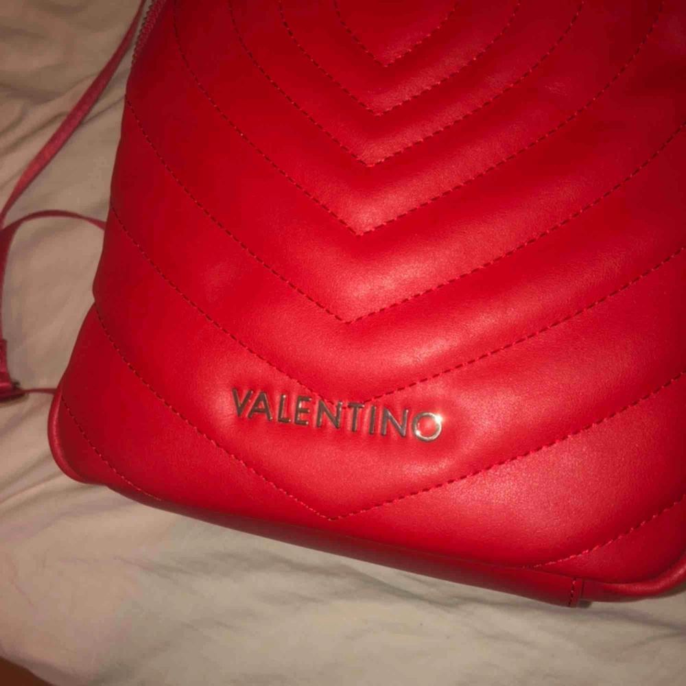 Valentino ryggsäck, jättegullig. Köpt i berlin för 2000, inge kvitto kvar dock. Använd typ 2 ggr❤️💕möts i sthlm elr frakt. Väskor.
