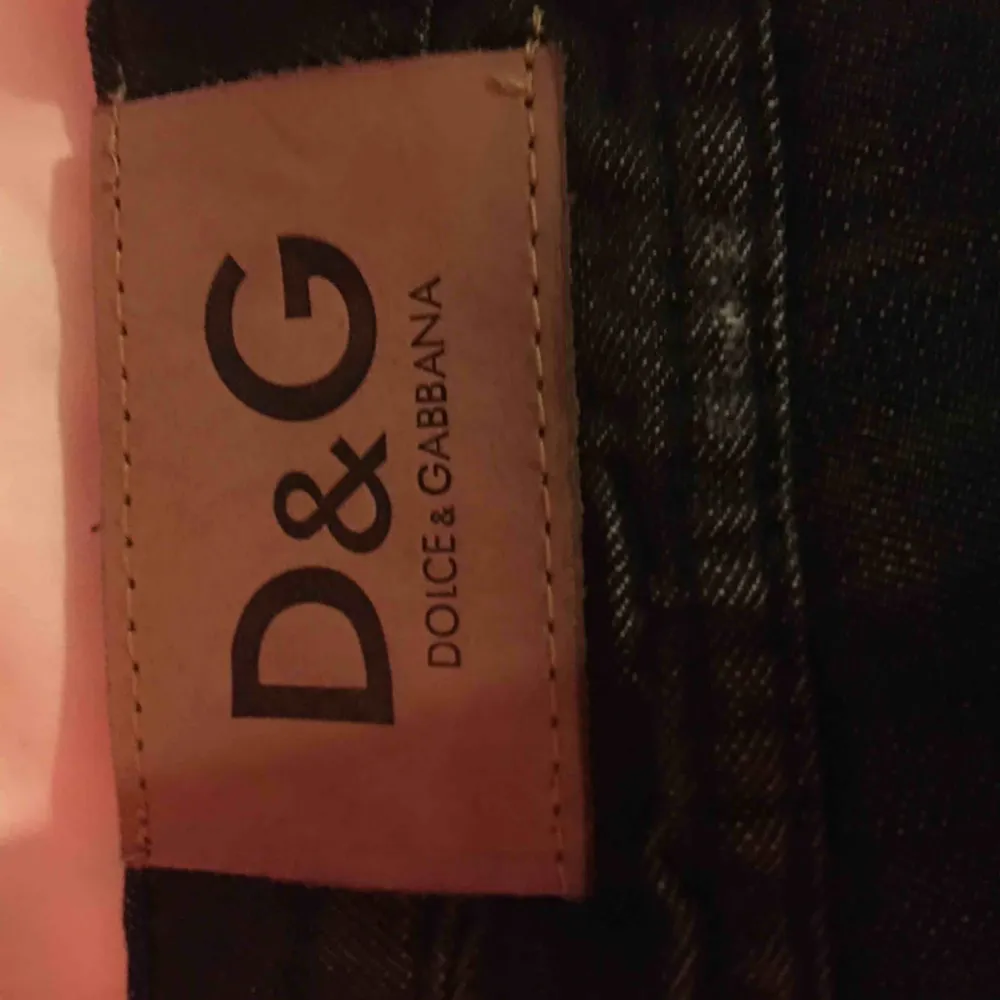 Säljer ett par svarta Dolce Gabbana jeans i strl 28 (är 28/32 och de passar bra). Bra skick, inga hål eller liknande. Köpare betalar frakt, ca 40 kr.. Jeans & Byxor.
