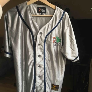 2pac Jersey  - Asball 2pac Jersey, säljes tyvärr då den inte får den uppmärksamhet den förtjänar! XS men den är oversized och passar alltifrån XS-L. Enda defekten på tröjan är att knappen längst ner är felplacerad, något som enkelt kan fixas om man orkar sy om den ☺️ 