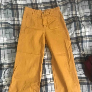  - Senapsgula jeans  Fantastiska utsvängda byxor, använda endast en gång då de TYVÄRR är lite för trånga för mig. Hög midja och fin passform i övrigt.   Nypris 399