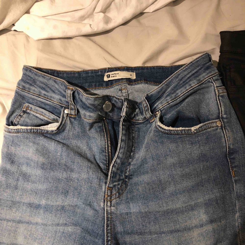 Säljer mina ljusa bootcut jeans med egenklippta hål, supersnygga och passar till allt!! Väldigt stretshigt material och även fasst storleken är M skulle jag säga att dom passar allt från XS-M 💗💗. Jeans & Byxor.