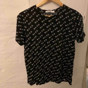 NAKD T-SHIRT  - Supercool t-shirt från NA-KD dock inte riktigt min stil längre därför jag säljer.. 