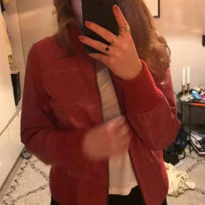  - Cool skinnjacka från Vero Moda i röd/rosa med vita sömmar, köparen står för frakten🥰