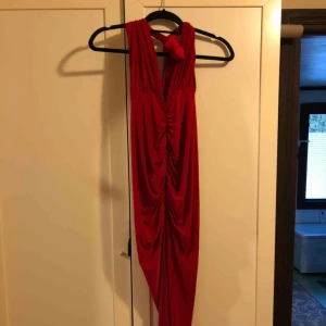  - Har en super fin klänning från Rebecca Stella som bara händer i min garderob. Lite svår att få bild på men den är verkligen magisk på!