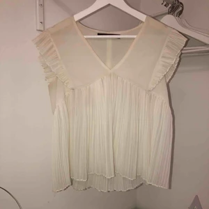  - Vit blus från Zara. Använd flitigt men är ändå i bra skick. Finns tecken på användning i färgen men det syns inte när den är på. Köparen betalar för frakten. 
