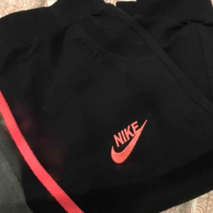  - Bra skick använda en gång fina har även en kofta till de om nån skulle vara intresserad buda gärna 