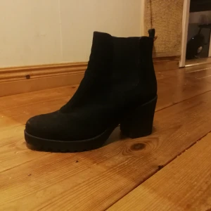  - Vagabond, sko i mocka med kraftig sula. Väldigt bekväma och stadiga trots klack. Använda 1 säsong.  Inköpta för 900 kr      Lite större i storleken. 