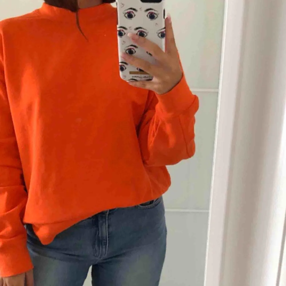 Svin snygg neon orange sweatshirt från populära Weekday✨ Använd fåtal gånger så är som nyskick (kvaliten på bilderna blev dålig, skicka PM för bättre bild) ! Storlek XS men är lite oversized så passar även S/M. Fraktar men köpare står för frakt⚡️. Toppar.
