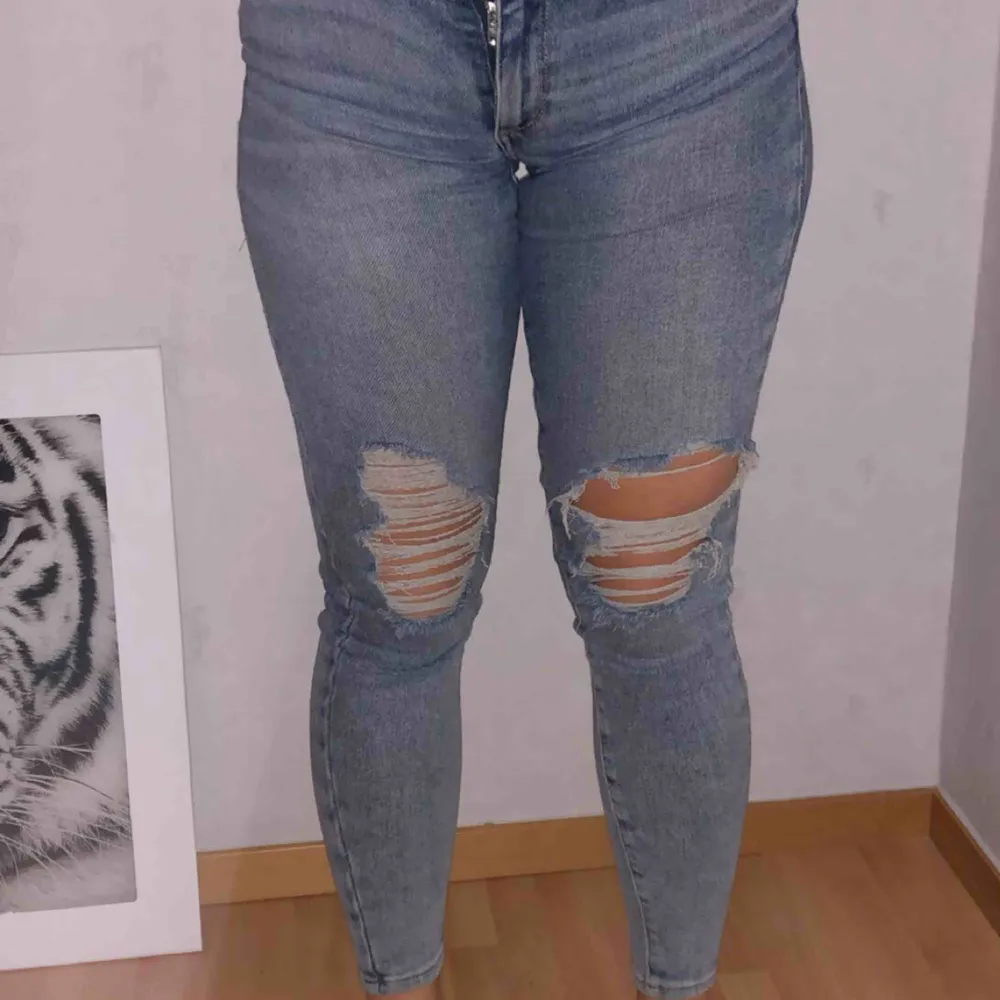 Jag säljer mina fina & knappt använda jeans med slitningar på knäna, från Bikbok i storlek XS. Köpta för 599 kr. Jeans & Byxor.