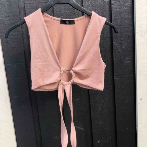  - Topp från missguided i storlek small  Säljes för 80kr+frakt Betalning sker via swish och jag postar endast