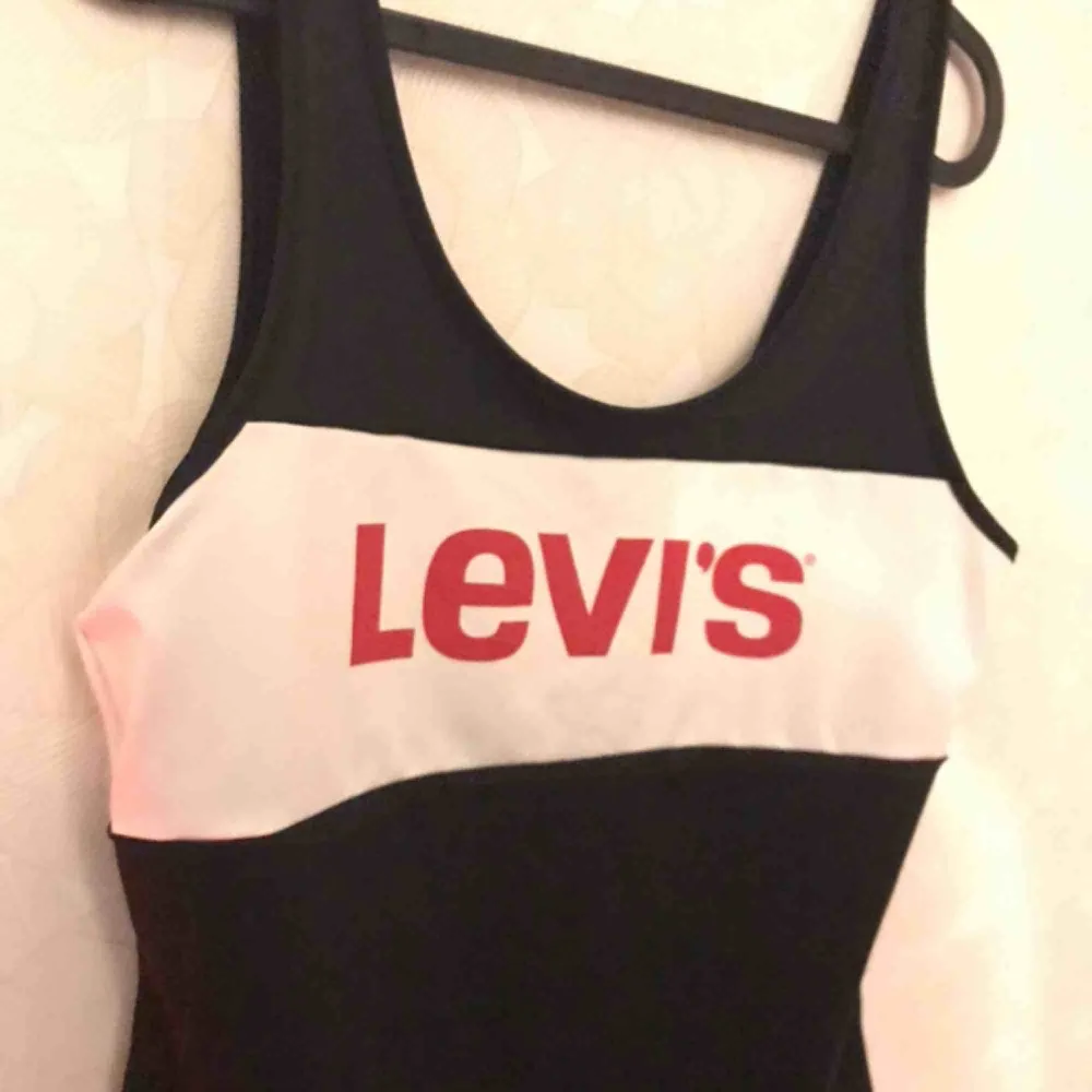 Säljer min snygga Levi’s Bodysuit i storlek M. Köptes i new York men bara använd 1 gång! Kan användas som baddräkt också🤩 Köparen står för frakten! . Toppar.