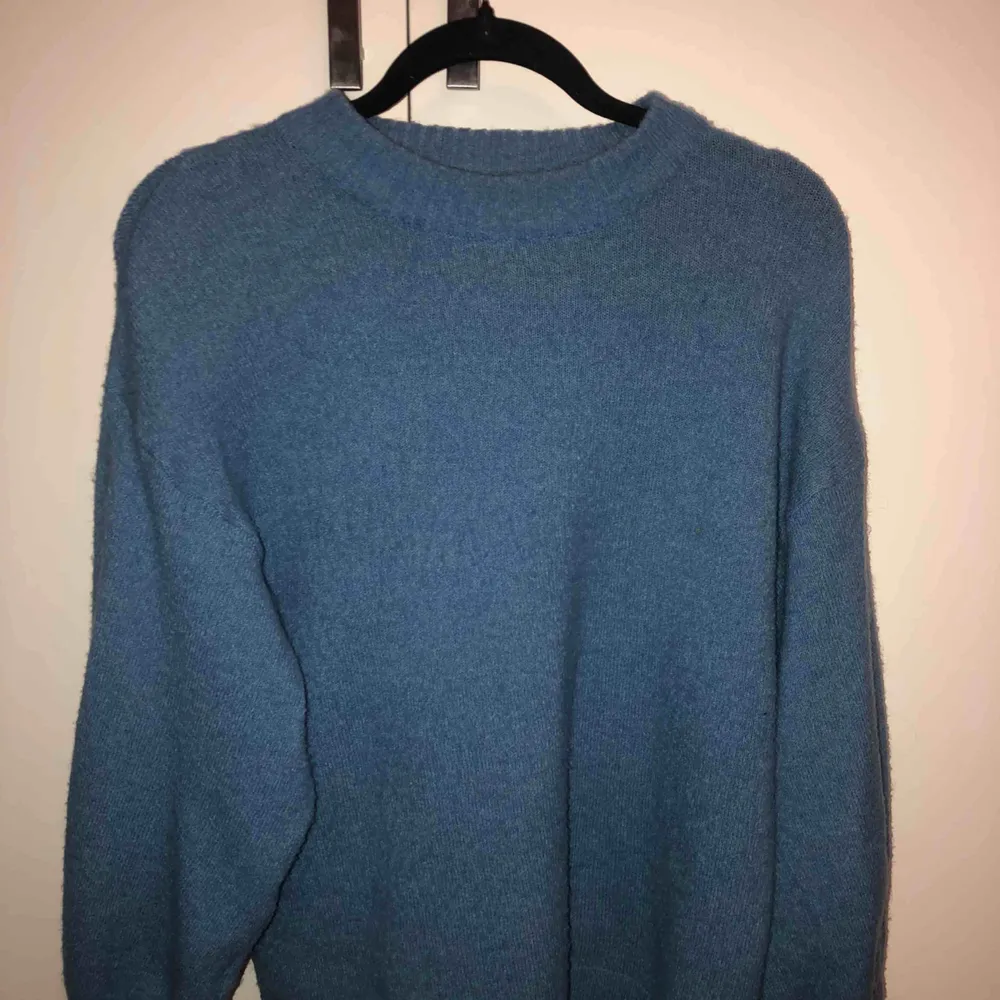 Mysig stickad blå tröja från Gina tricot, köpt i våras i strl S. Mycket bra skick. (Köparen står för frakt)☺️. Tröjor & Koftor.