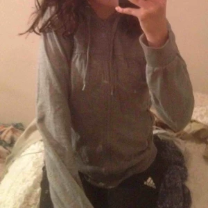  - grå hoodie från jc . toppenskick storlek s