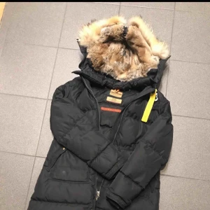  - Parajumper longbear kopia Använd  Men mycket fin skick  Varm och man ser ABSOLUT inte att det är en kopia