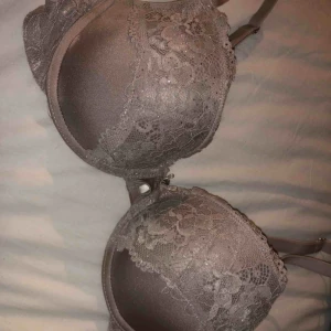  - Oanvänd bh som köptes på Kappahl för ca 2 år sedan, den passade inte så har endast legat i en låda sedan den köptes. Frakt tillkommer