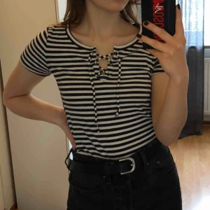  - Fin T-shirt i ribbat tyg med snörning från Hollister. Köparen står för frakt. 