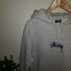  - Grå Stussy hoodie. Som ny, sparsamt använd. Tjockt material med gosig insida. Frakt ingår