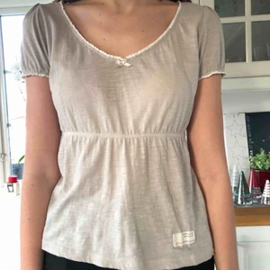  - Beige t-shirt från Odd Molly med spets i halsringningen samt i ärmsluten. Storleken är 1 vilket motsvarar ungefär storlek S. Köparen står för frakt🥰