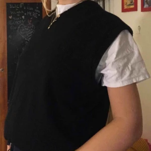 - Stickad svart väst! Passar till allt och är i mycket bra skick:) frakt tillkommer på 60 kronor